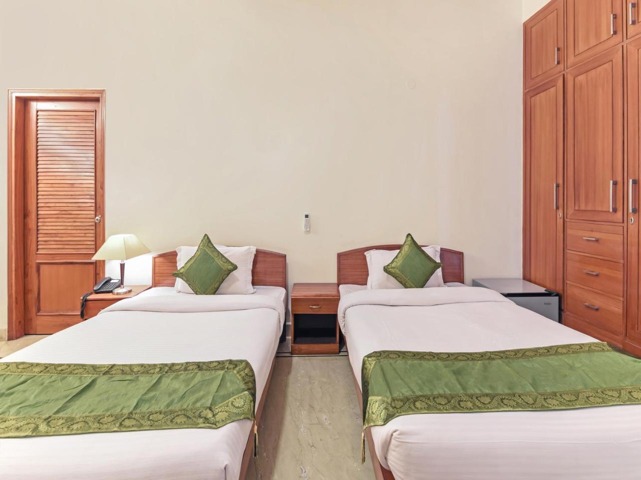 Treebo Trip The Nest Corporate Hotell Greater Noida Exteriör bild