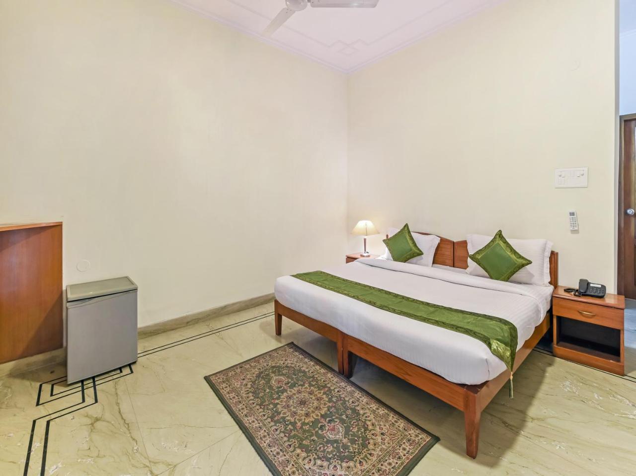 Treebo Trip The Nest Corporate Hotell Greater Noida Exteriör bild