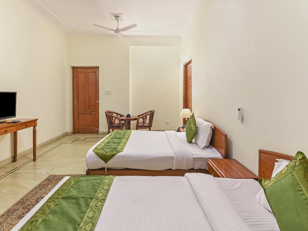 Treebo Trip The Nest Corporate Hotell Greater Noida Exteriör bild