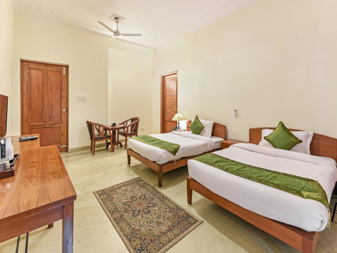 Treebo Trip The Nest Corporate Hotell Greater Noida Exteriör bild
